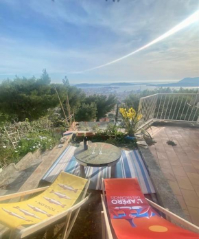 Maison d'artistes avec vue panoramique sur la baie